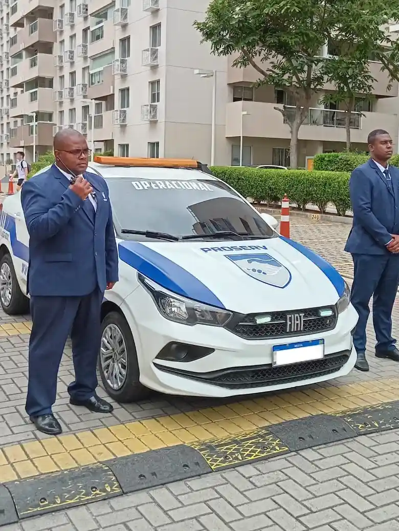 Seguranças particulares ao lado de veículo em área residencial, representando proteção urbana e vigilância preventiva